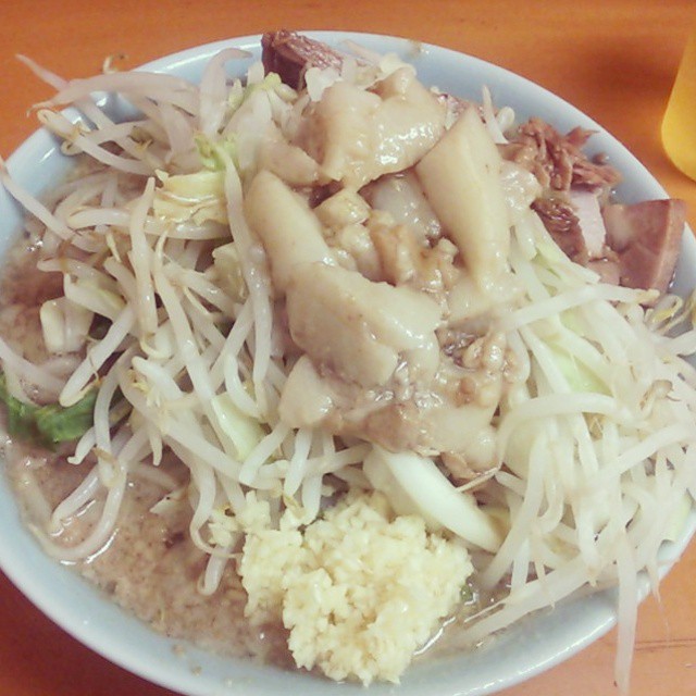 ラーメン二郎 新橋店 背脂の塊がぷるんぷるんで美味しい 美味ラーメンどこ